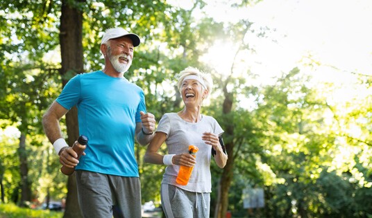 Seniorenpaar am Joggen im Park