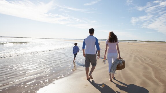 Familie macht Urlaub am Meer zur Vorbeugung einer spastischen Bronchitis