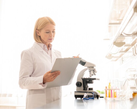 Ein Frau sieht sich Daten einer Studie zu GeloMyrtol® forte an